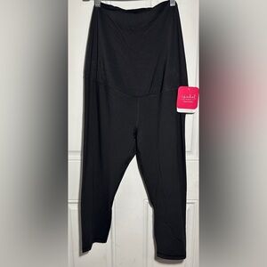 Isabel Maternity by Ingrid and Isabel - Active Capri Pant Leggings - Black